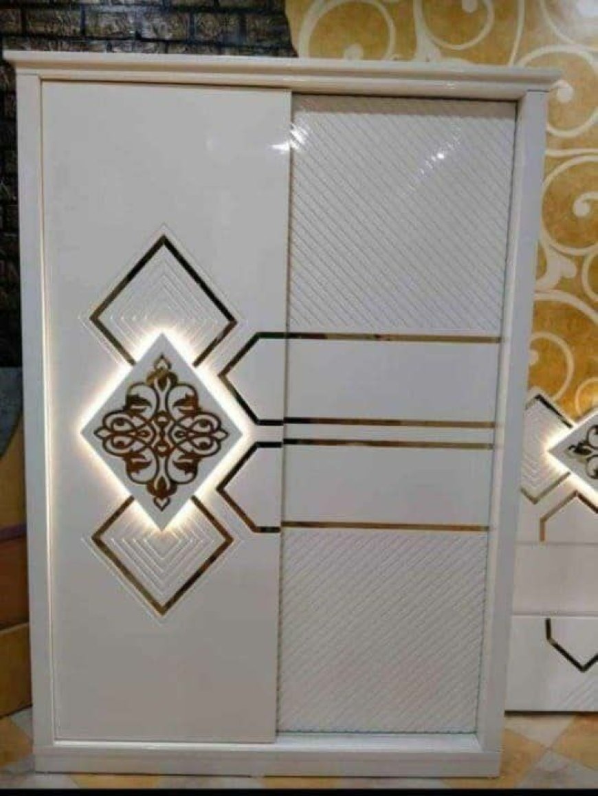 Best Wardrobe Design With White & Gold Laminate