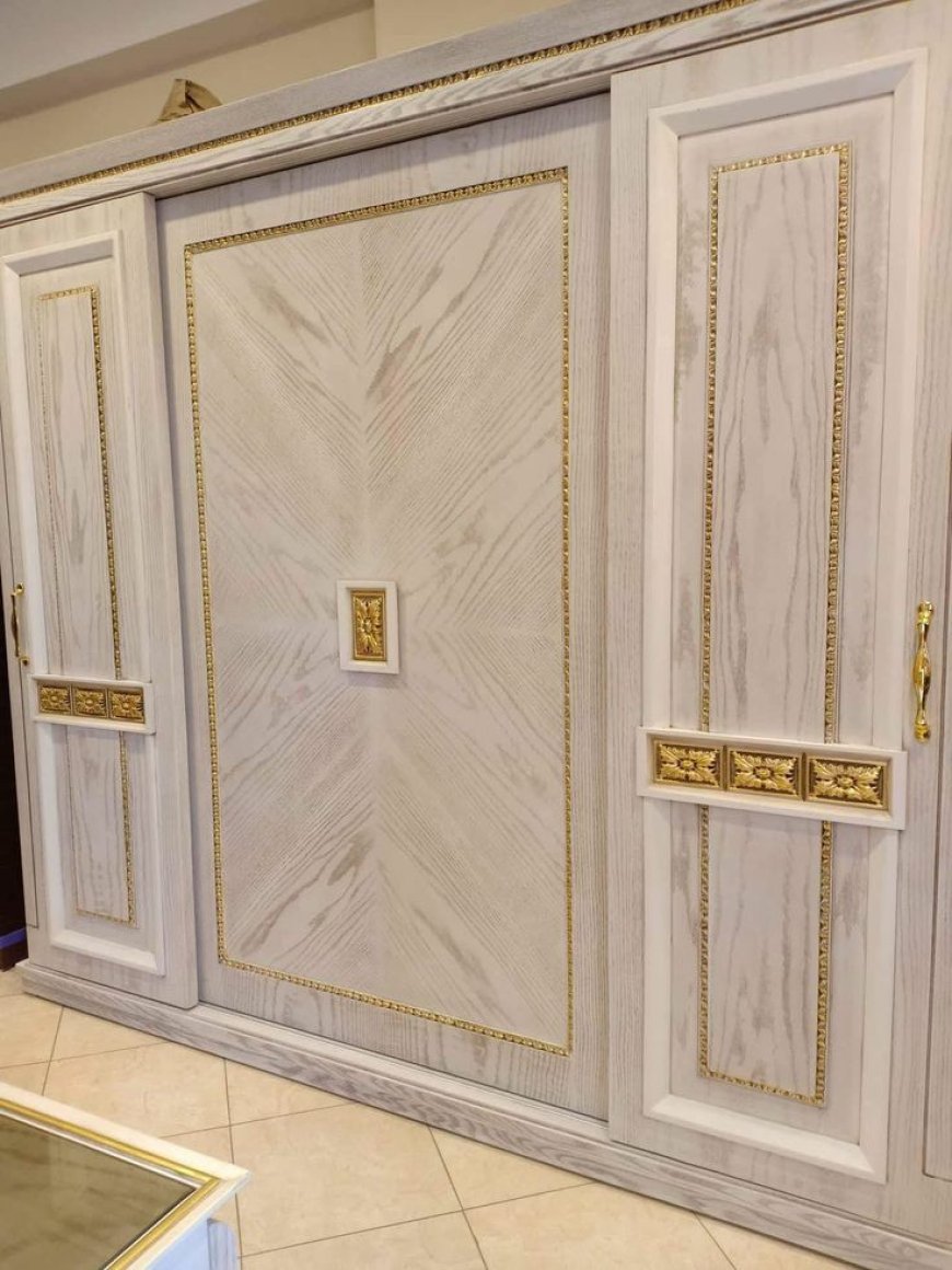 Best Wardrobe Design With White & Golden Laminate