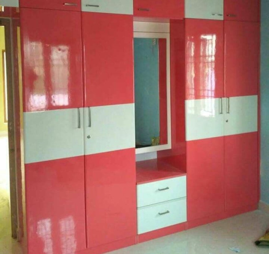 Best Wardrobe Design With White & Red Laminate